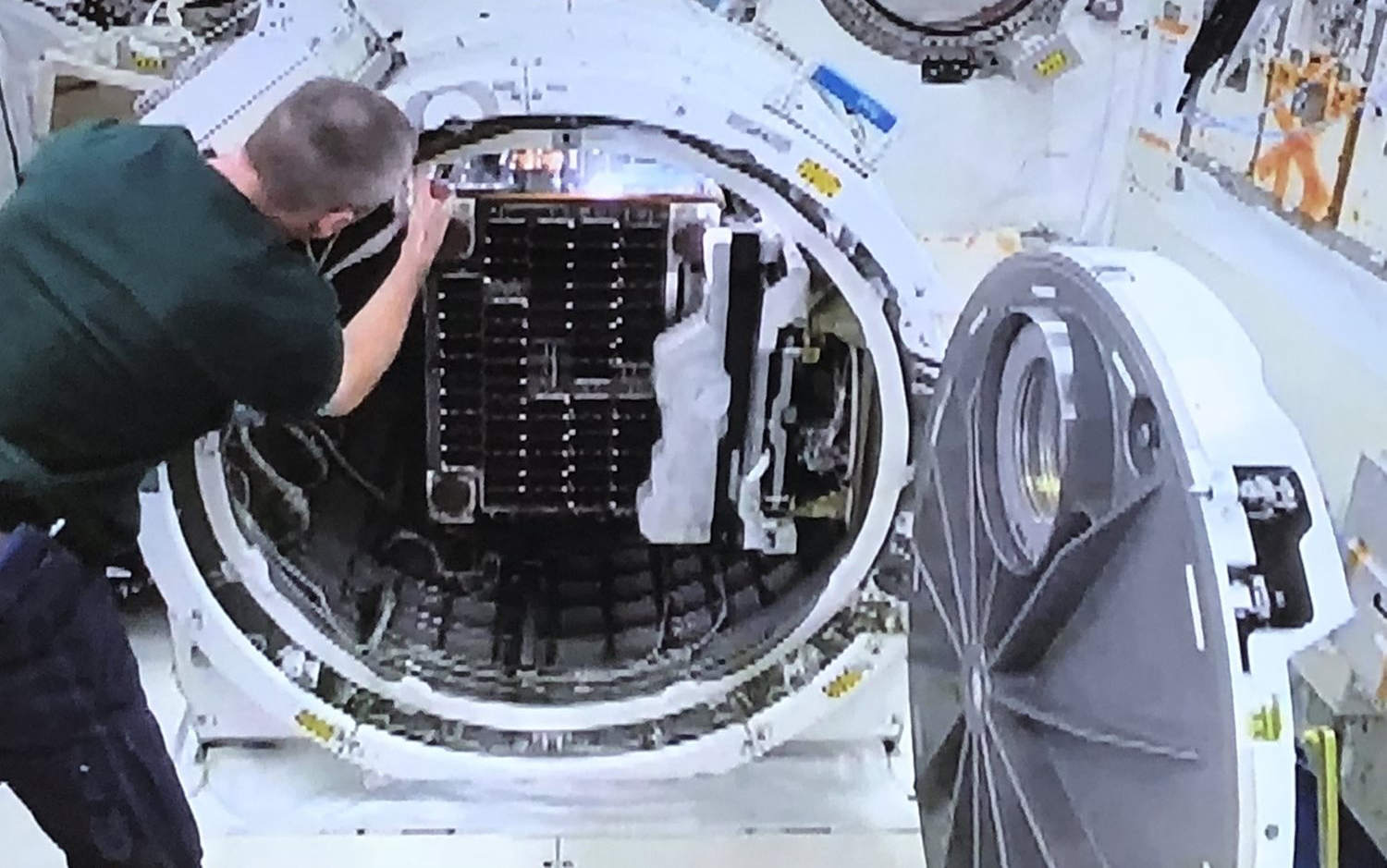 RemoveDEBRIS in Kibo airlock on the ISS